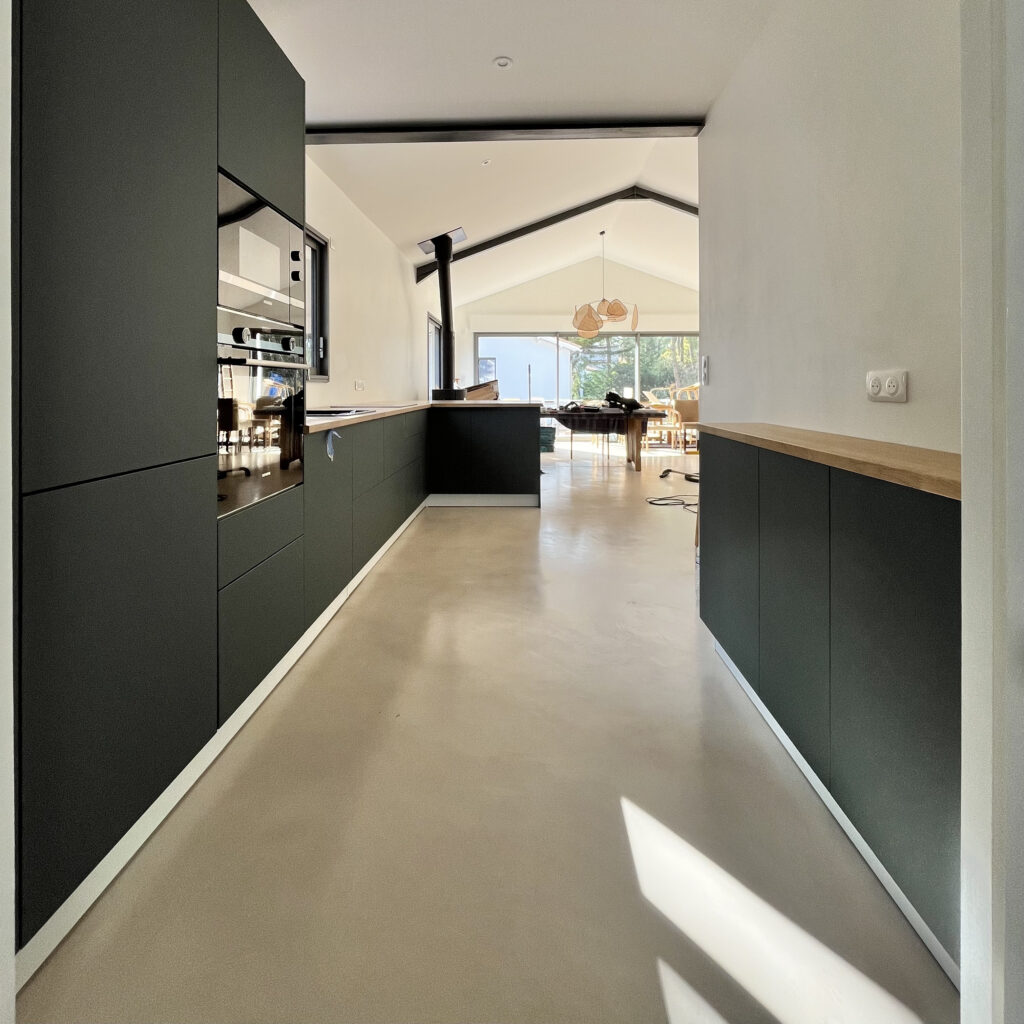 Cuisine Miton sur mesure avec plan en bois massif à La Tranche-sur-Mer