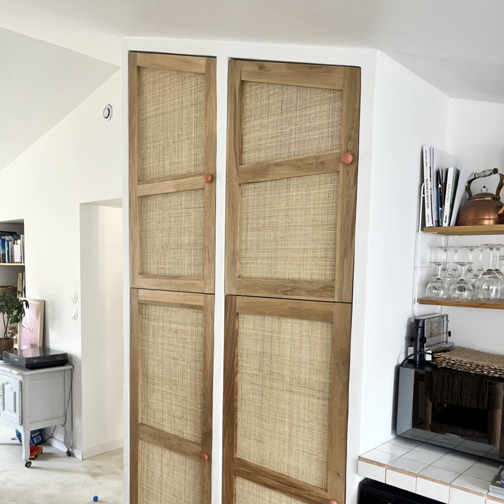 Colonnes de cuisine en chêne et cannage sur mesure à Longeville-sur-Mer