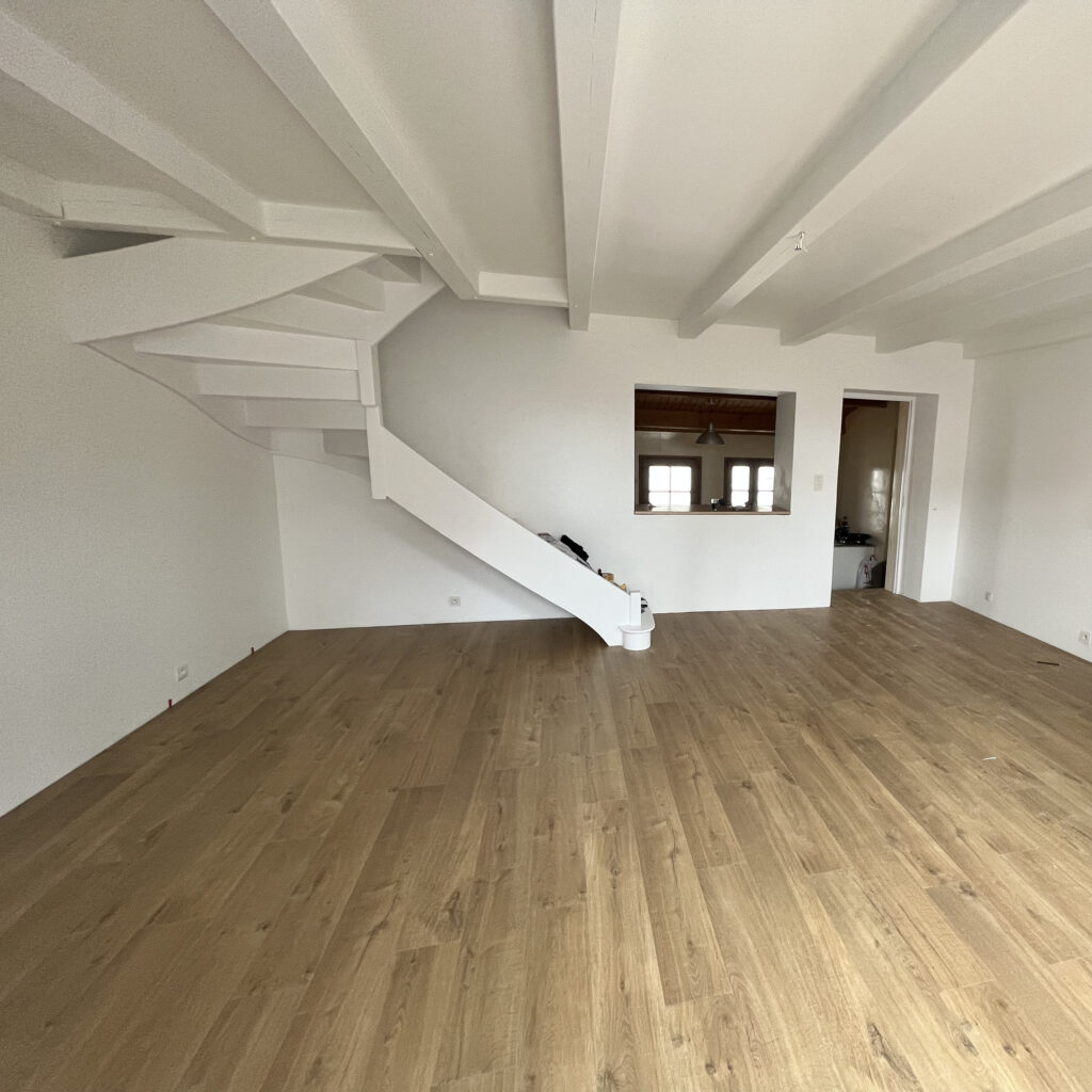 Pose de parquet stratifié flottant dans un séjour à La Tranche-sur-Mer