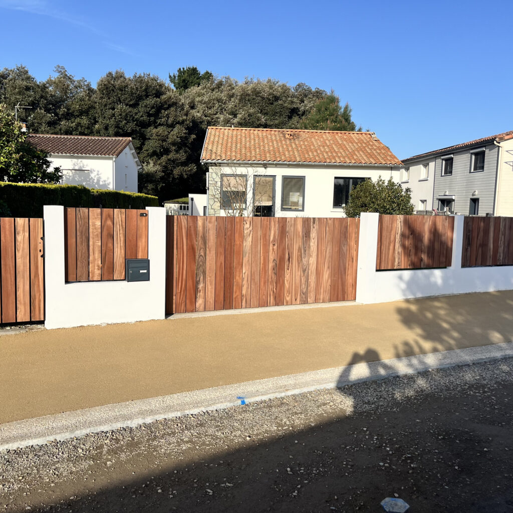 Portail et clôture en muiracatiara sur structure métallique à Jard-sur-Mer