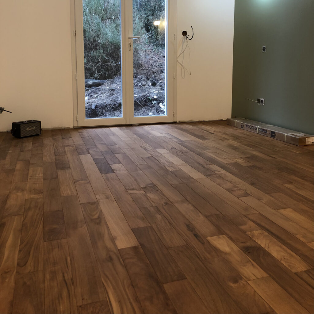 Parquet en teck posé en collage dans une pièce à La Tranche-sur-Mer