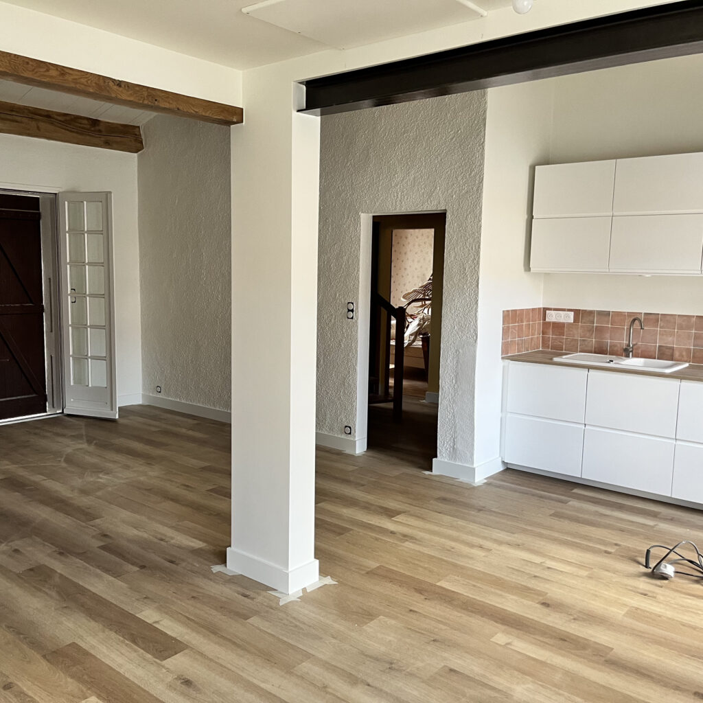 Rénovation avec parquet stratifié et cuisine à La Tranche-sur-Mer