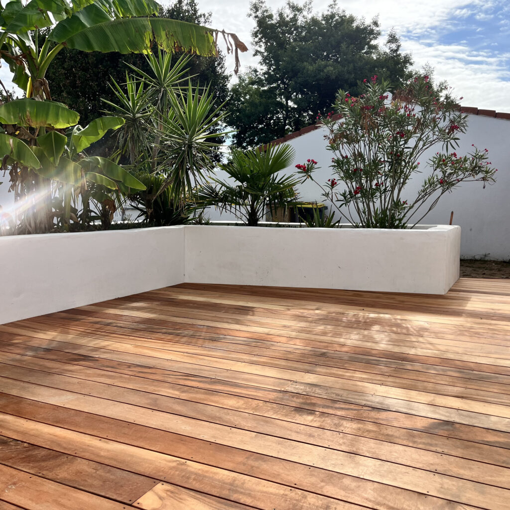 Terrasse muiracatiara entourée de végétation tropicale à Longeville-sur-Mer