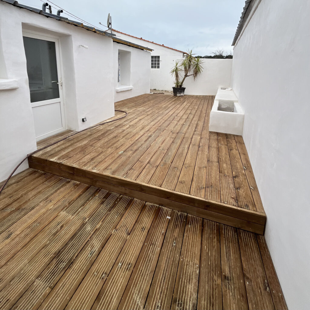 Terrasse bois en pin classe 4 dans une cour rénovée à Longeville-sur-Mer
