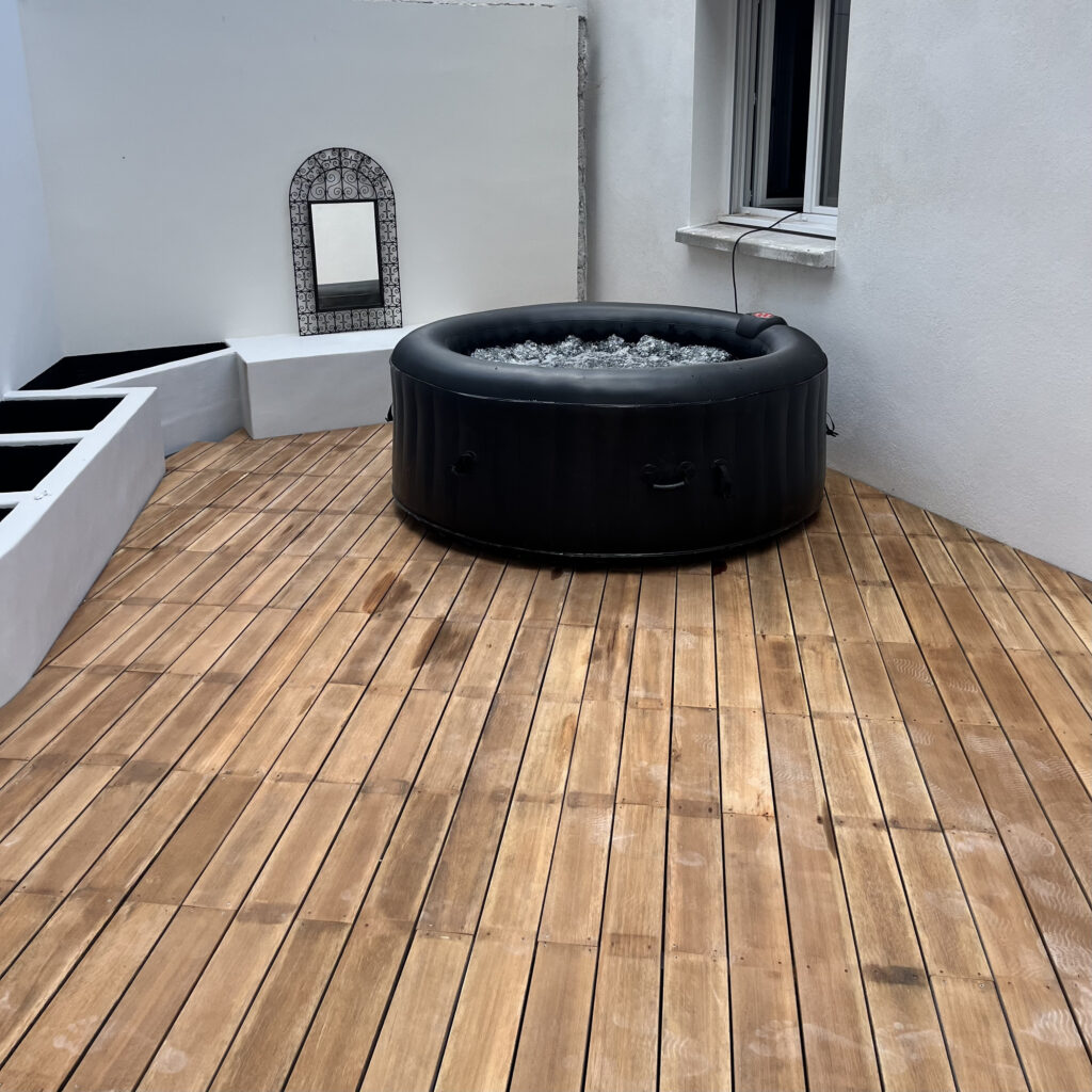 Terrasse en ipé réemployé sur cour intérieure à Jard-sur-Mer