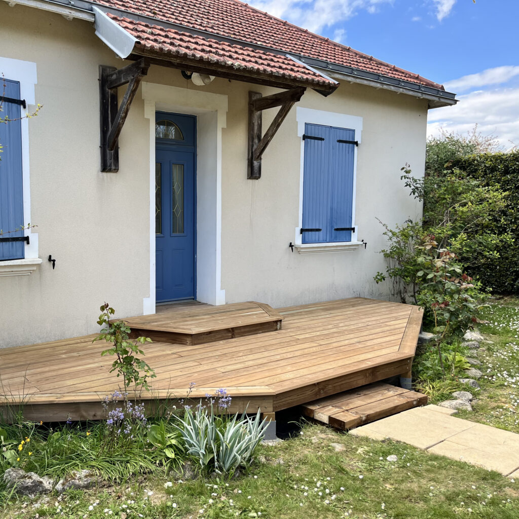 Terrasse en pin classe 4 à lames bombées devant maison à Jard-sur-Mer